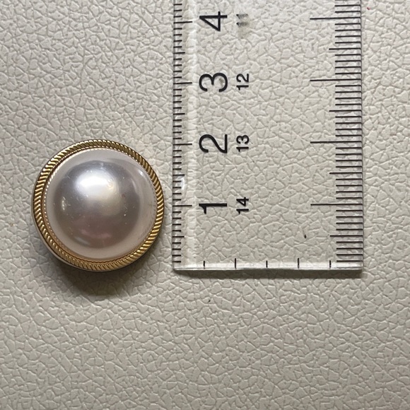 Authentic Chanel charm pearl gold - Picture 5 of 6